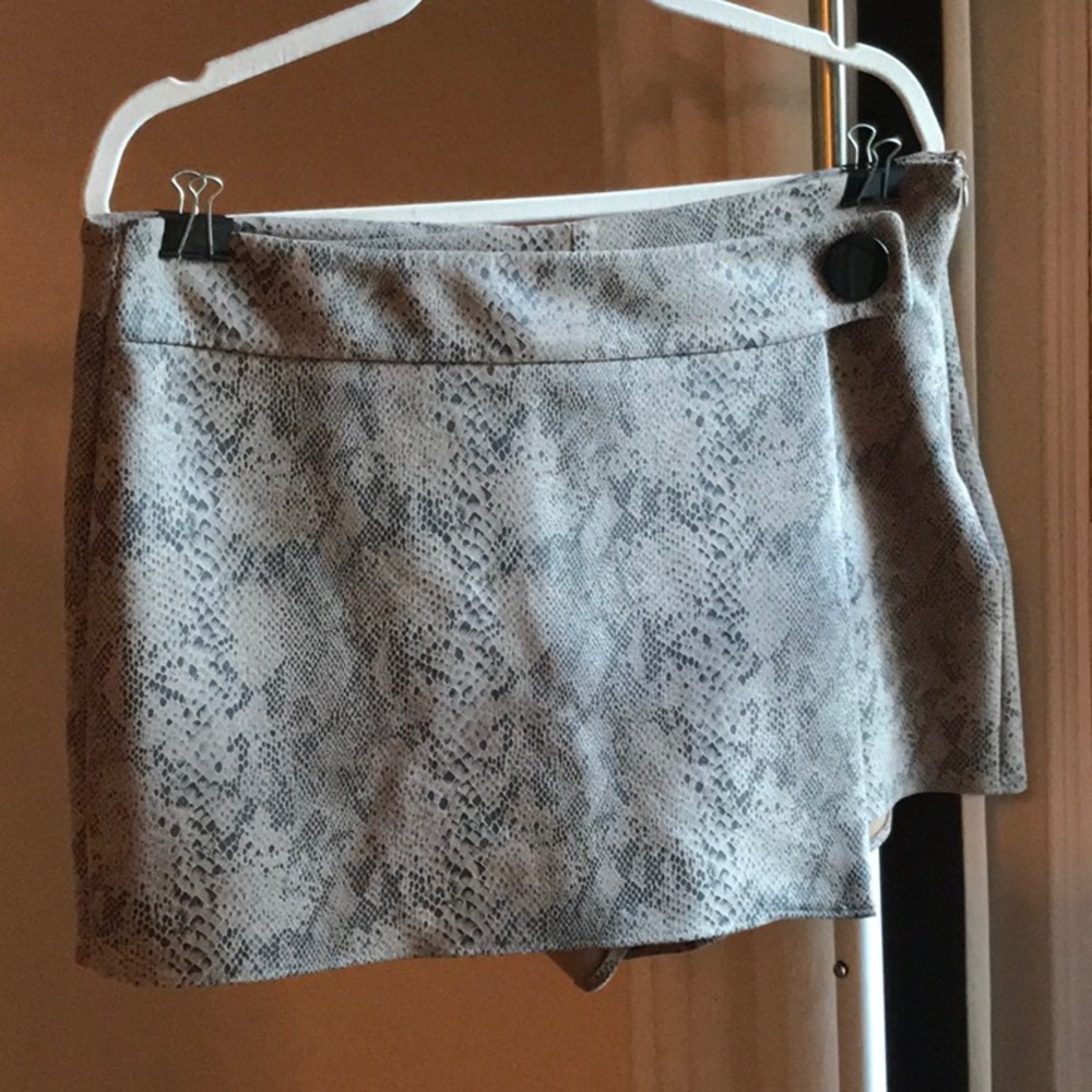 Zara Gray Snake Print Skort